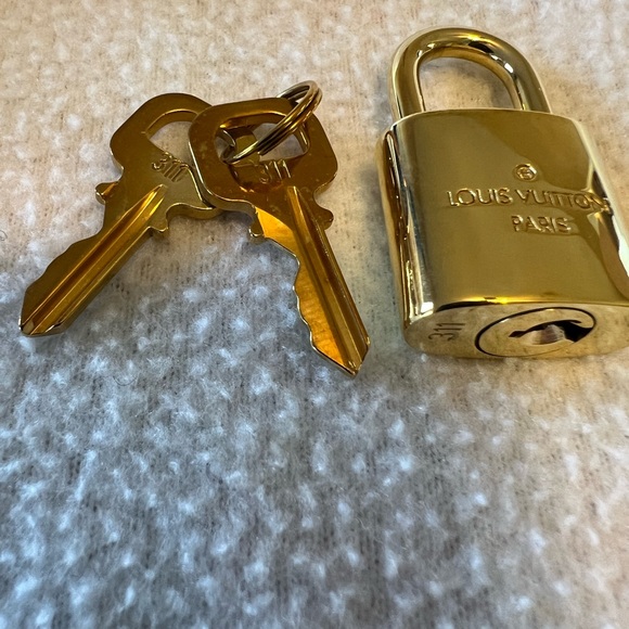 **New** Louis Vuitton Lockset #311 with 2 keys and Dustbag - Picture 2 of 12